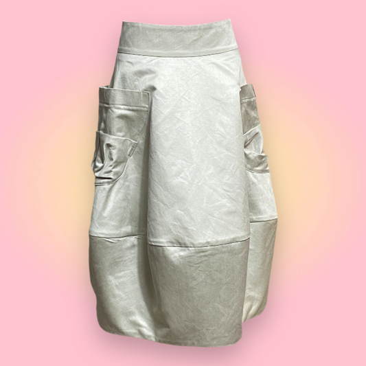 Bubble style skirt in oyster colour cotton. Below the knees. Skirt with two oversized pockets