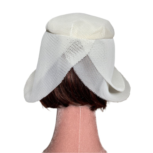 Handmade vintage-style,in white colour, mesh fibres.Perfect for classic and timeless fashion.