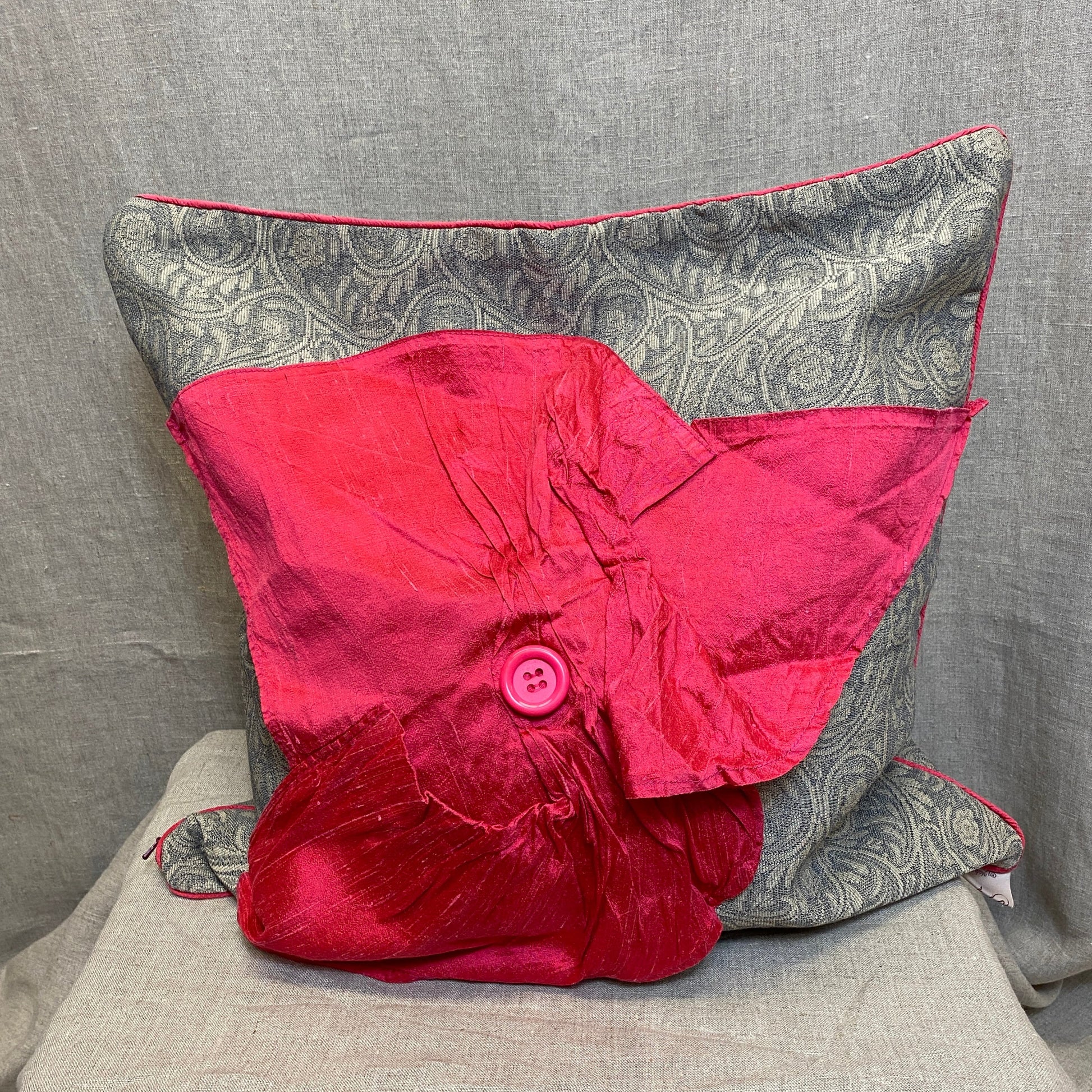 Cushion cover made in tapestry fabric, finish with silk piping and invisible zip closures