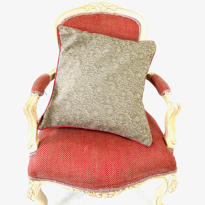 
Cushion cover made in tapestry fabric, finish with silk piping and invisible zip closures