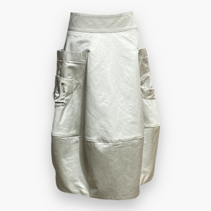 Bubble style skirt in oyster colour cotton. Below the knees. Skirt with two oversized pockets 