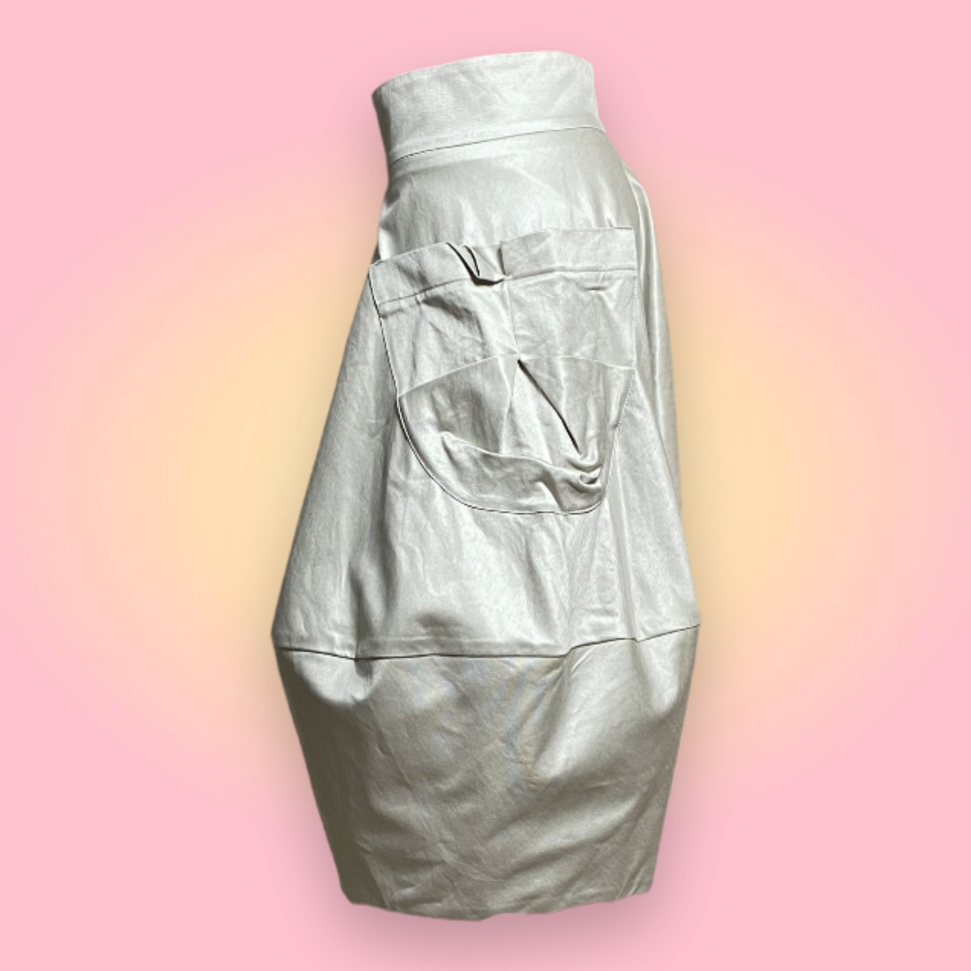 Bubble style skirt in oyster colour cotton. Below the knees. Skirt with two oversized pockets 