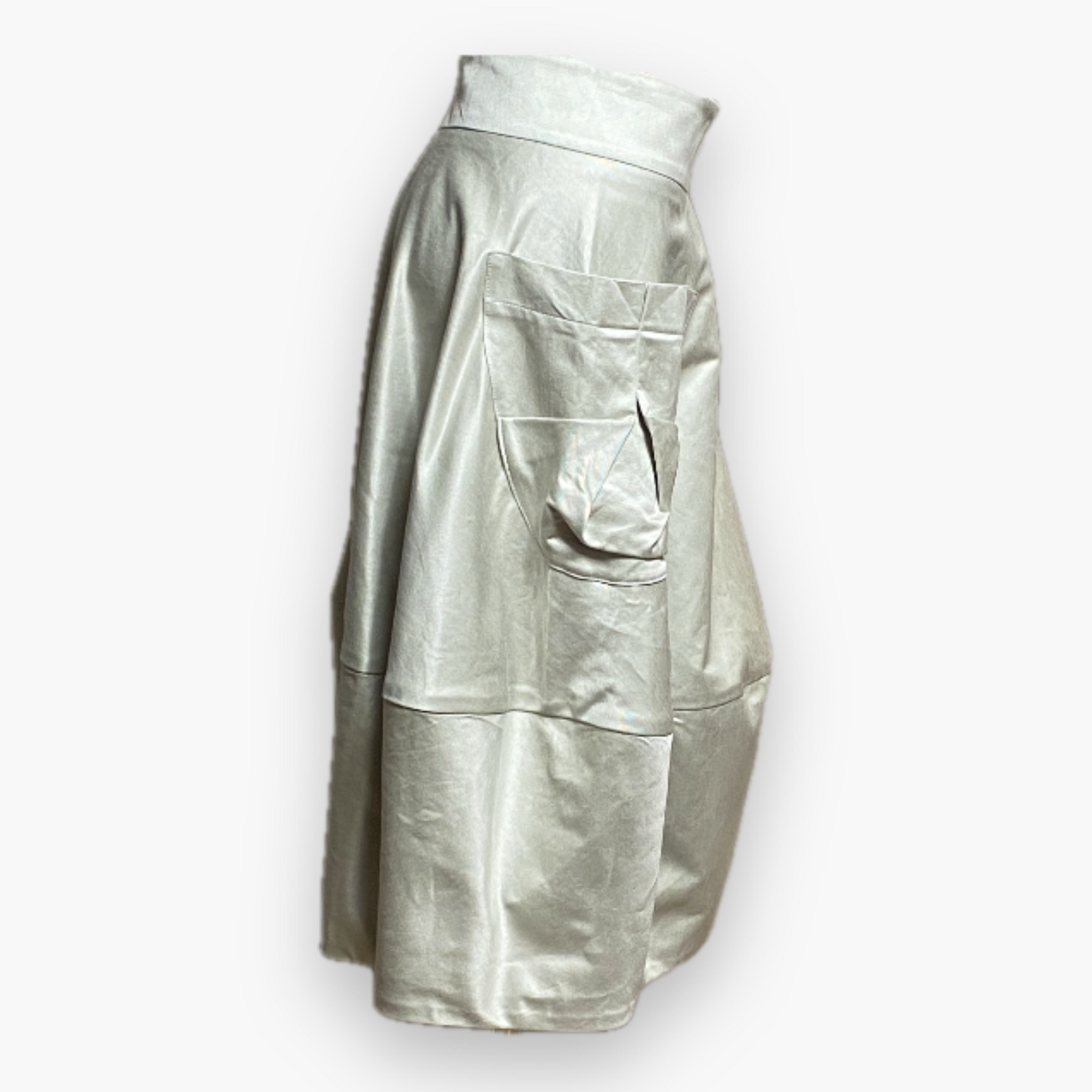 Bubble style skirt in oyster colour cotton. Below the knees. Skirt with two oversized pockets 