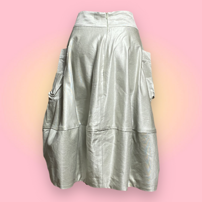 Bubble style skirt in oyster colour cotton. Below the knees. Skirt with two oversized pockets 