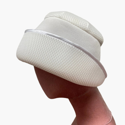 Handmade vintage-style, in white neoprene fabric, with structured brim and elegant trim, perfect for classic and timeless fashion.